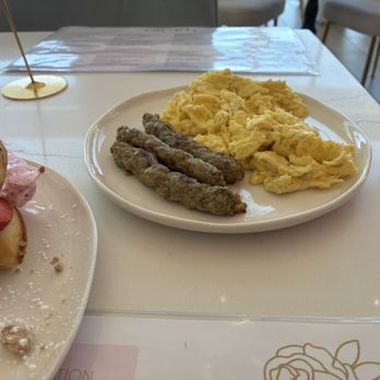 Cafe Lola - Chicken Sausage and scrambled eggs - Cafes Near Me - Las Vegas, Nevada