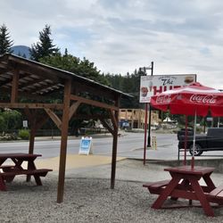 The Hut Drive Inn - Outdoor seating