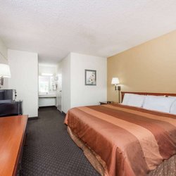 Days Inn by Wyndham Fort Payne - Guest room