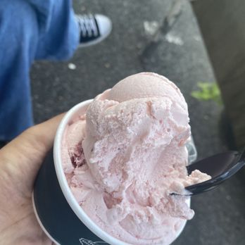 Bedford Farms - Strawberry ice cream - Ice Cream & Frozen Yogurt Near Me - Concord, Massachusetts