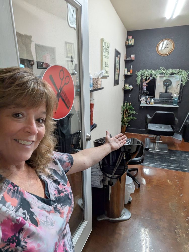 Last Tangle Hair Salon Logo