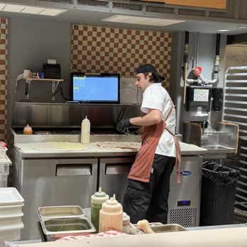 Mad Pie - making the pizzas - Pizza Near Me - Honolulu, Hawaii