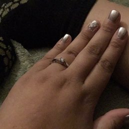 My silver nail polish and white hibiscus manicure highlighted the engagement ring, I received a few hours after the coating dried!!!! My silver nail polish and white hibiscus manicure highlighted the engagement ring, I received a few hours after the coating dried!!!!