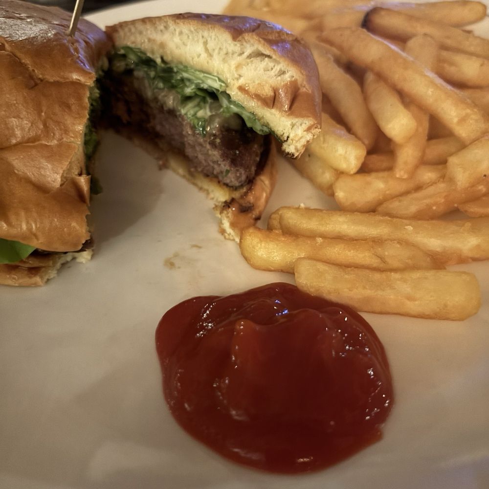B's Kitchen Kauai - Hamburger with arugula, Gouda cheese and garlic aioli. Yummy - Pizza Near Me - Princeville, Hawaii B's Kitchen Kauai - Hamburger with arugula, Gouda cheese and garlic aioli. Yummy - Pizza Near Me - Princeville, Hawaii