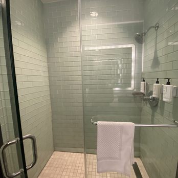 Catalina Canyon Inn - Shower - Hotels Near Me - Avalon, California Catalina Canyon Inn - Shower - Hotels Near Me - Avalon, California