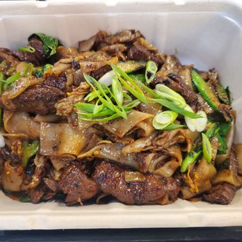 Kra-Pow Thai Eatery - Padseeeew w/ skirt steak. DELICIOUS!!! - Thai Near Me - Stanton, California