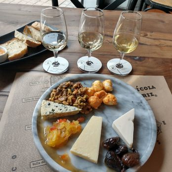 Bocanáriz - Whites of Chile flight and cheese tray - Wine Bars Near Me - Santiago, RM