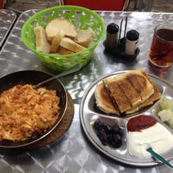 Toasted - Sandwich mit Sucuk und Käse, Menemen und ein Tee