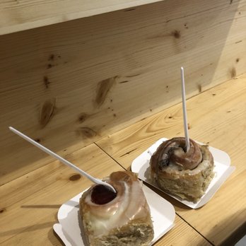 Demasié - Raspberry cheesecake and banana walnut cinnamon rolls - Patisserie/Cake Shop Near Me - Barcelona, B