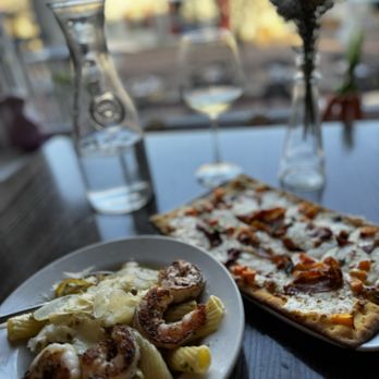 Bella Vino Wine Bar & Tapas - Shrimp lemon rigatoni and butternut squash flatbread with sweet potato crust - Wine Bars Near Me - St. Charles, Missouri