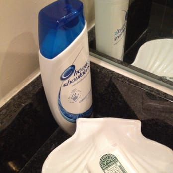 The Townhouse - Not the little personal shampoos shown in the hotels photos on-line. - Bed & Breakfast Near Me - Dublin, D