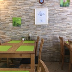 Pizzeria Victoria - God pizza med stort utval. Väldigt originella pizzor.  Kanske inte en 10 poängs miljö men fin för en pizzeria.