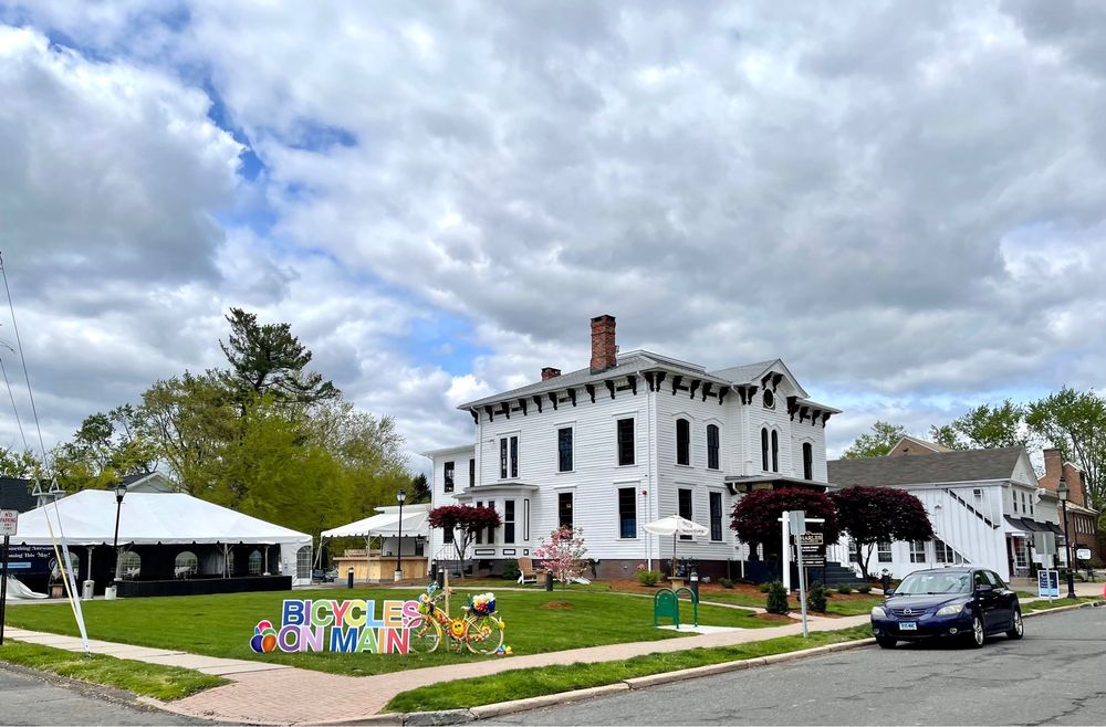 OLD WETHERSFIELD Updated September 2024 141 Photos 233 Main St