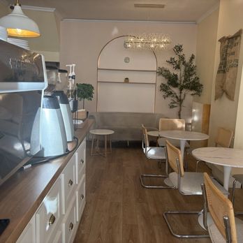 L'amour Cafe & Pastry - Cozy interior - Cafes Near Me - Toronto, Ontario