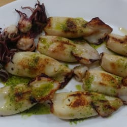 Pruna - Chipirones a la plancha con salsa verde