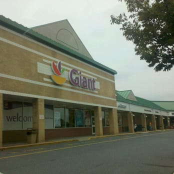 Giant - the front of a restaurant with a sign on it - Grocery Near Me - Baltimore, Maryland