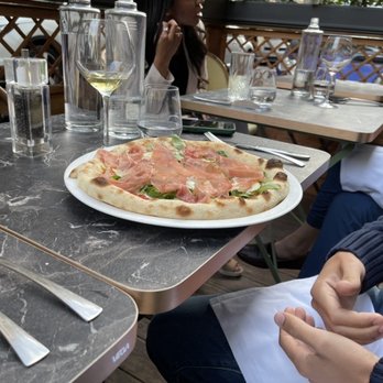 Il Sorrentino - Arugula and prosciutto- really good! - Italian Near Me - Paris, 75