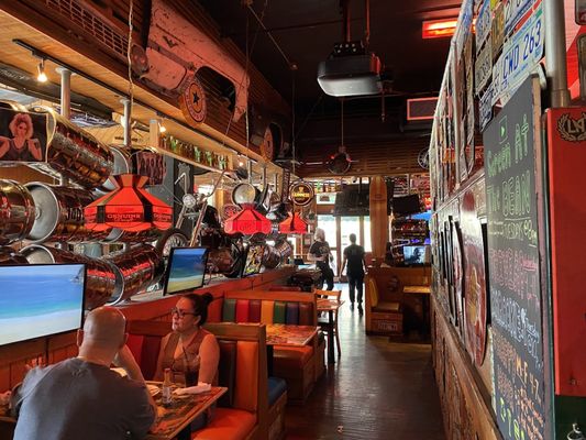 Barney's Beanery by null