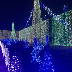 CHRISTmas Lights in the Acres - Ever changing flowing light show set to Christmas music
