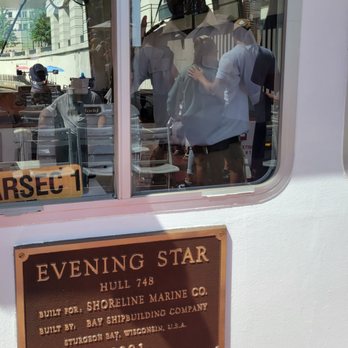 Shoreline Sightseeing - Captain at work. - Architectural Tours Near Me - Chicago, Illinois