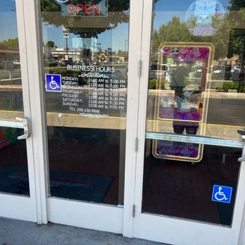 Beijing Buffet - Entry doors filthy inside and out! - Buffets Near Me - Stockton, California