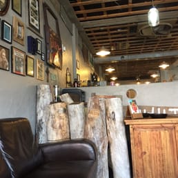 Cool vibe! Clean w/ eclectic tunes playing. Cool vibe! Clean w/ eclectic tunes playing.