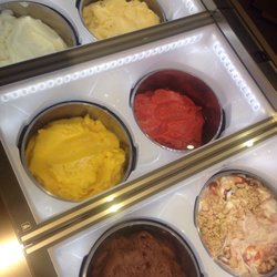 Emilia Sorveteria - Alguns dos sabores do dia. Para quem tem intolerância a lactose, sorvetes de frutas a base de água! Uma delícia!!