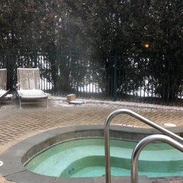 Sat in the outside jacuzzi in December. Felt great!