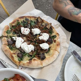True Food Kitchen - Spinach and wild mushrooms pizza - Vegetarian Near Me - Pasadena, California