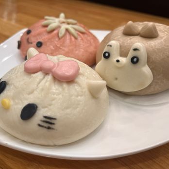 Babatang Robson - The cute buns - purple yam, beef and tomato (pink one), pork - Desserts Near Me - Vancouver, British Columbia