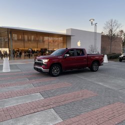 Apple Southpoint - I recommend against this traffic crossing. Nonstop pedestrians!