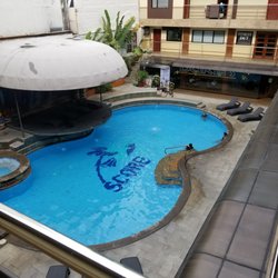 Score Birds Hotel - Pool at the center of the hotel