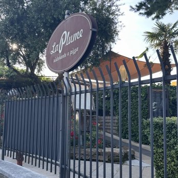 La Plume - This sign draws crowds who have seen the great reviews on La Plume. - Pizza Near Me - Peschiera del Garda, VR