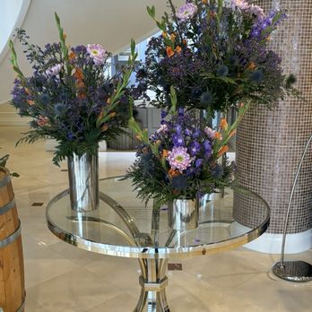 Oyster Point Hotel - Beautiful flowers as you walk in. - Hotels Near Me - Red Bank, New Jersey Oyster Point Hotel - Beautiful flowers as you walk in. - Hotels Near Me - Red Bank, New Jersey