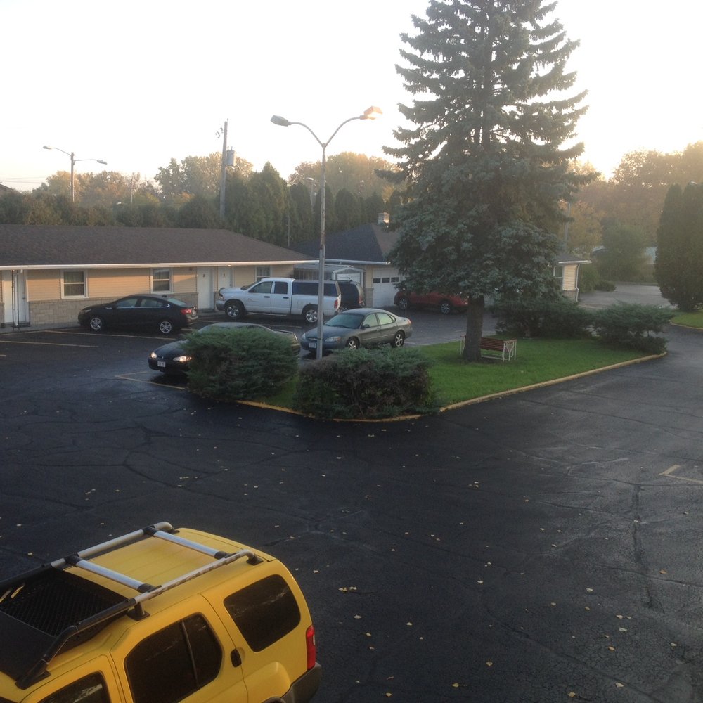 Parkway Motel - Hotels Near Me - Neenah, Wisconsin Parkway Motel - Hotels Near Me - Neenah, Wisconsin