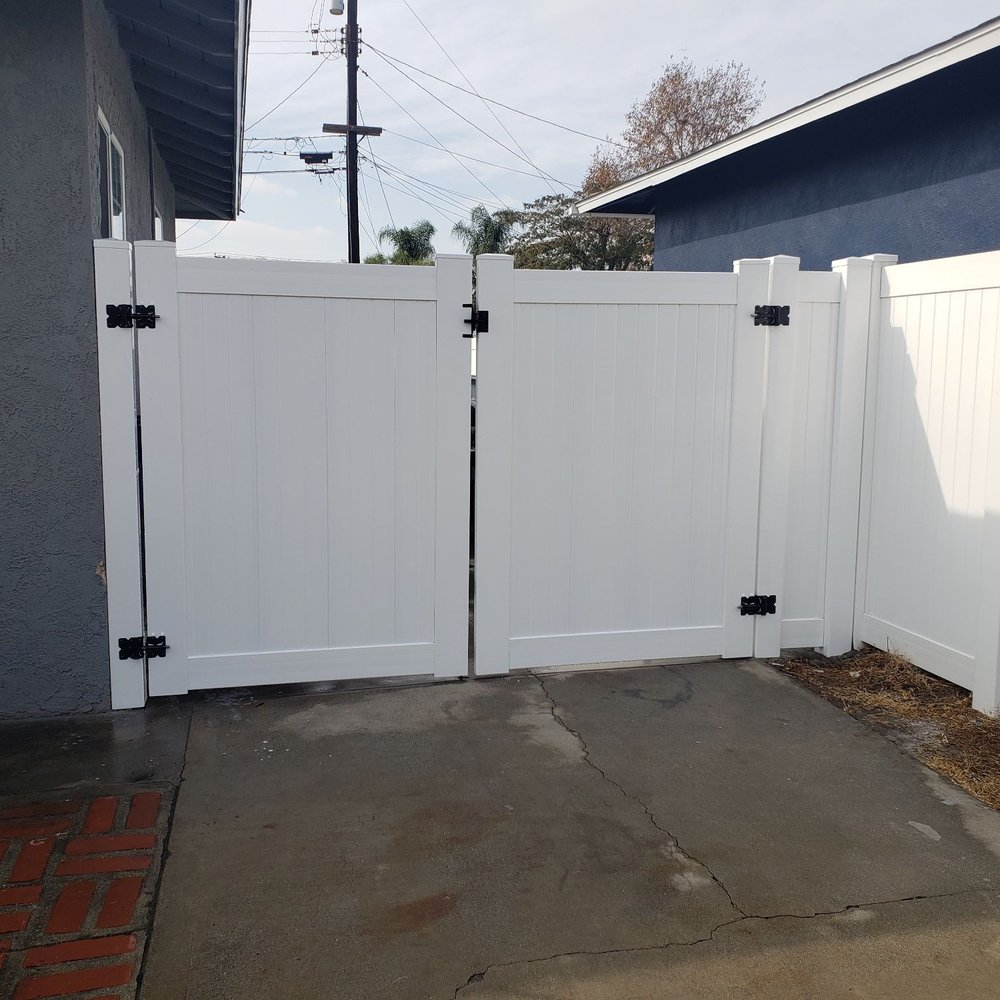 Nicks Vinyl Fence - Fence looks great! - Fences & Gates Near Me - Montebello, California Nicks Vinyl Fence - Fence looks great! - Fences & Gates Near Me - Montebello, California