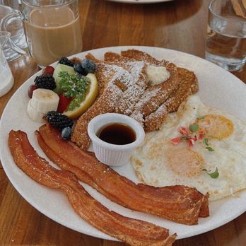 Lapisara Eatery - French Toast plate and Meetlovers Meat Lovers Omelette - Breakfast & Brunch Near Me - San Francisco, California Lapisara Eatery - French Toast plate and Meetlovers Meat Lovers Omelette - Breakfast & Brunch Near Me - San Francisco, California