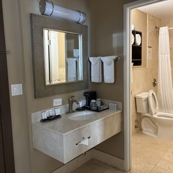 La Quinta by Wyndham Seattle Downtown - Bathroom - Hotels Near Me - Seattle, Washington La Quinta by Wyndham Seattle Downtown - Bathroom - Hotels Near Me - Seattle, Washington