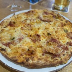 Rothenburger Kartoffelstube - Kartoffel pizza mit speck und pepperoni (scharf)
