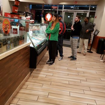 Cold Stone Creamery - There's a line.. but only one worker up front and two in the back - Ice Cream & Frozen Yogurt Near Me - Alexandria, Virginia