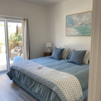 Murphys Vacation Rentals - King bedroom 1 - Guest Houses Near Me - Murphys, California