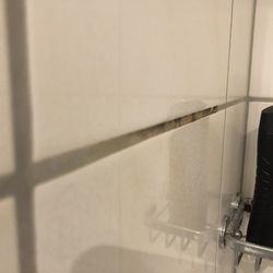 Hotel Ganita - Auch die Fugen in der Dusche Schimmeln.