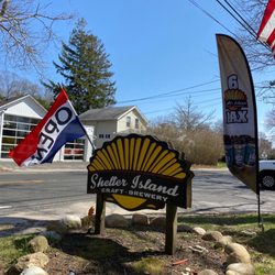 Shelter Island Craft Brewery - Lots of outdoor seating right by the road