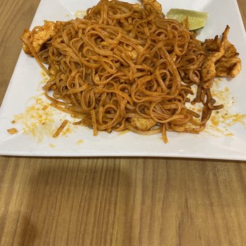 Pho La - Chicken Pad Thai. Very bland, no spice, pretty disappointing. - Vietnamese Near Me - San Antonio, Texas