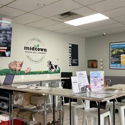 Midtown Vegan Deli and Market - Nice deli sitting area