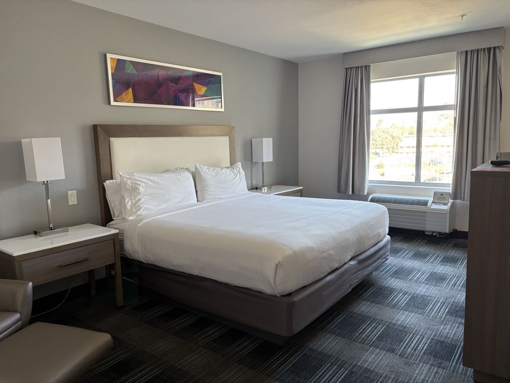 Holiday Inn Express & Suites San Diego - Mission Valley