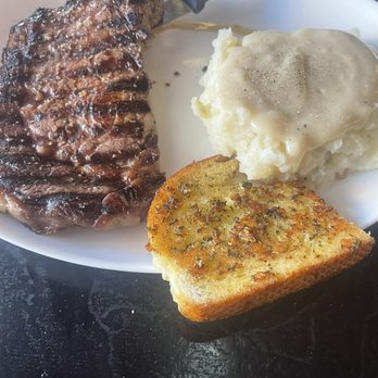 Eagles Nest Food & Spirits - Steak mashed Potatoes and garlic bread - Lounges Near Me - Lakeview, Oregon