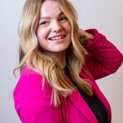 Courtney is a blonde specialist and extension artist, creating bright blends and custom looks that match your style, vibe, and lifestyle.