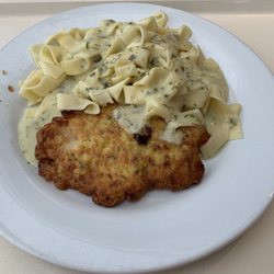 Möbel Kempf-Restaurant - Hühnebrust in Käsekräuterkruste mit Nudeln und Kräutersosse
