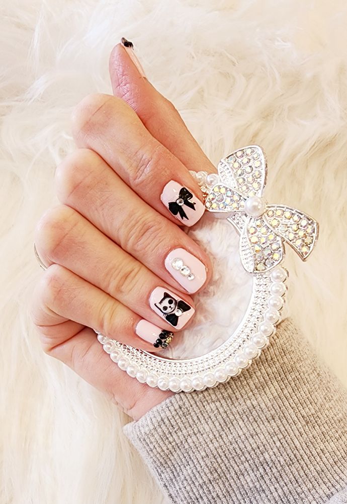 Majestic Manicures Logo